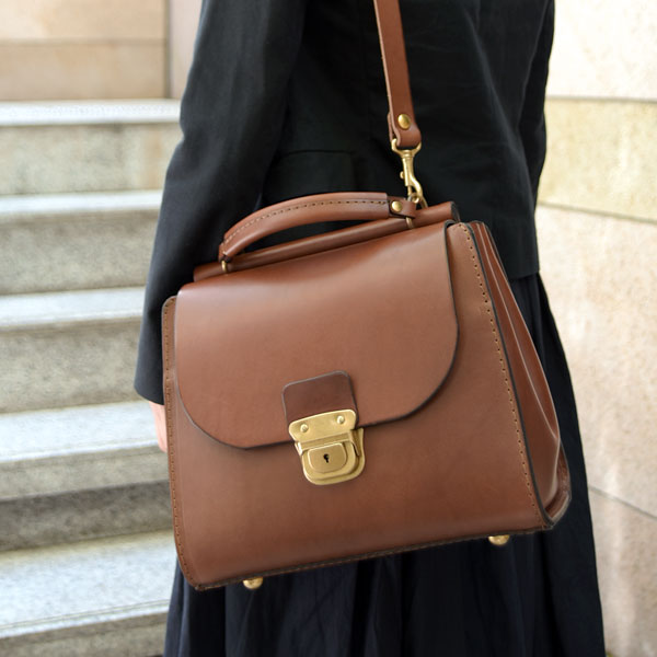 レディースにもオススメの棒屋根2wayクラシックショルダー / 革鞄の