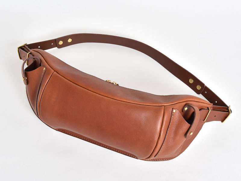 身体に沿う作りと立体的で大容量のボディバッグ / 革鞄のHERZ(ヘルツ