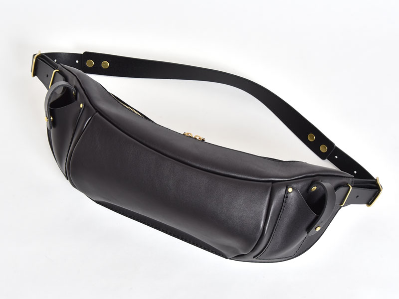 身体に沿う作りと立体的で大容量のボディバッグ / 革鞄のHERZ(ヘルツ