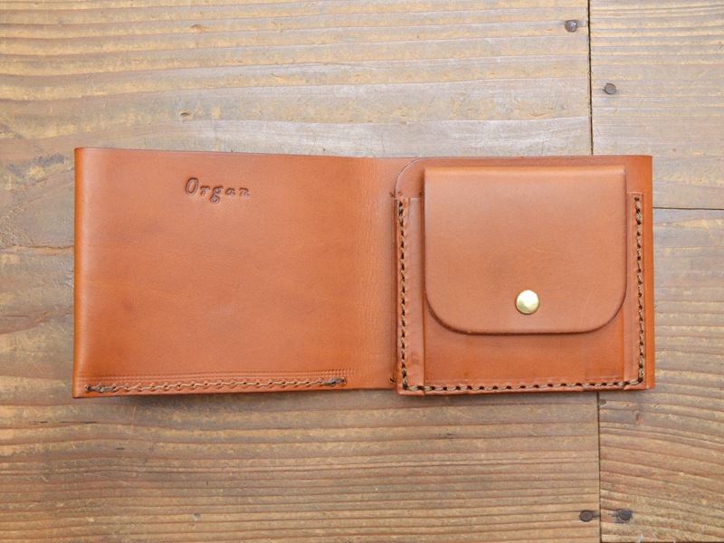 収納部分を集約しシンプルな見た目に仕上げた二つ折り財布 / 革鞄の