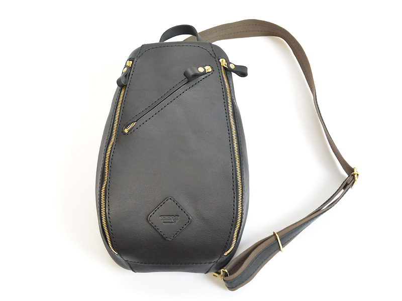 両方向から荷物を取り出せるスポーティーな本革ボディバッグ / 革鞄の