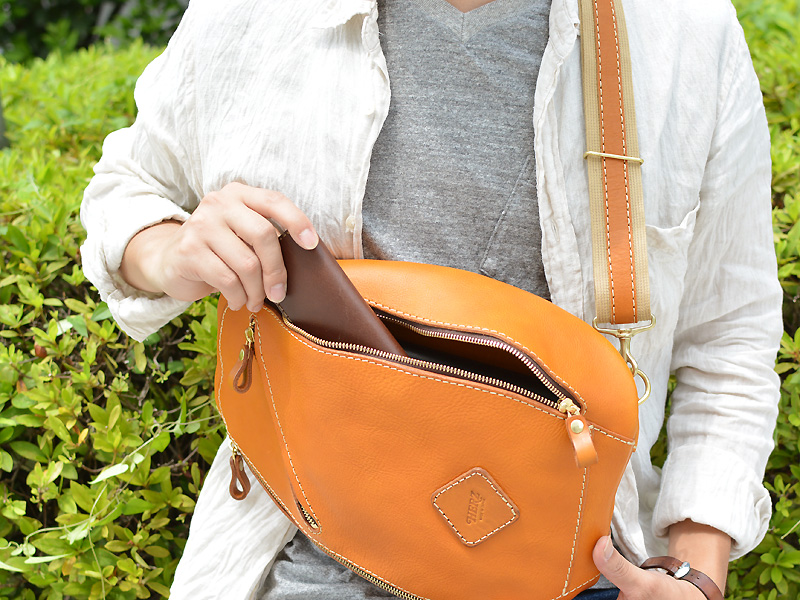 両方向から荷物を取り出せるスポーティーな本革ボディバッグ / 革鞄の