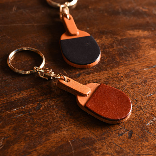 ハードレザーで作った卓球のラケット型キーホルダー / 革鞄のHERZ