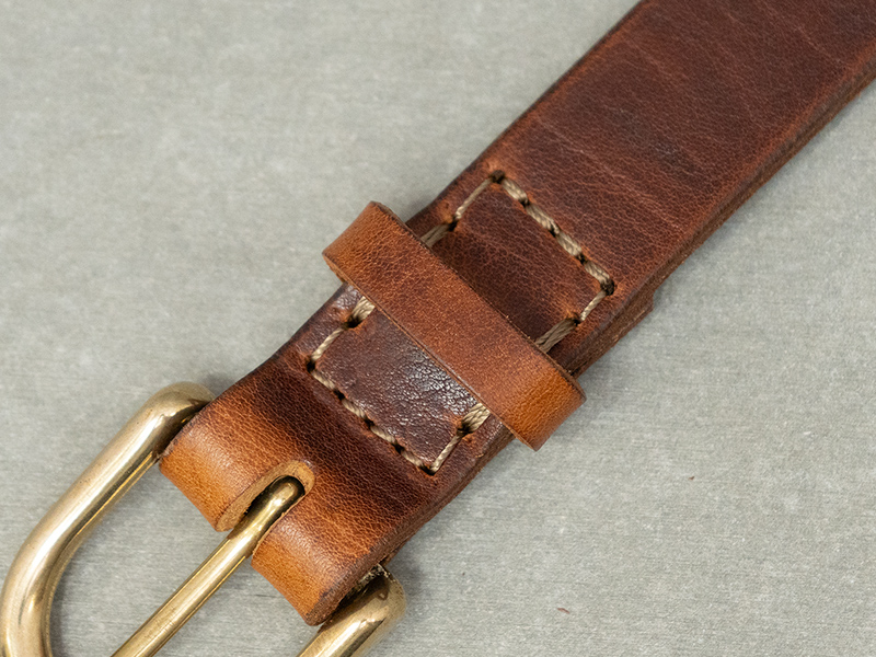 ゴールドカラーの真鍮バックルを使用したブリティッシュレザーの本革