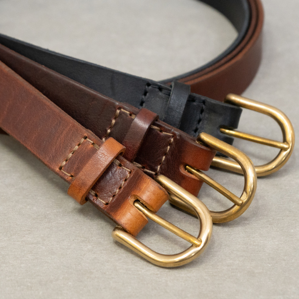 ゴールドカラーの真鍮バックルを使用したブリティッシュレザーの本革
