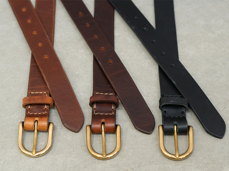 ゴールドカラーの真鍮バックルを使用したブリティッシュレザーの本革