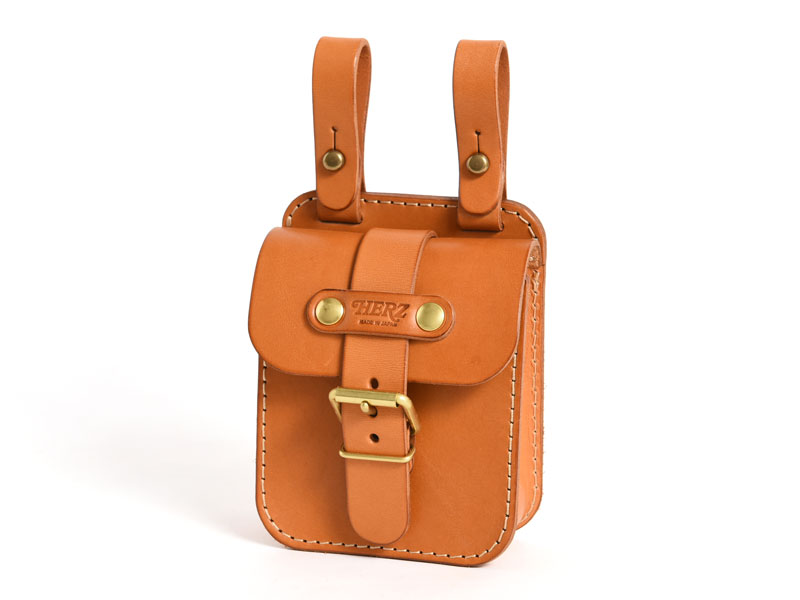 ヘルツの顔ともいえる一本ベルトのレザーベルトポーチ / 革鞄のHERZ