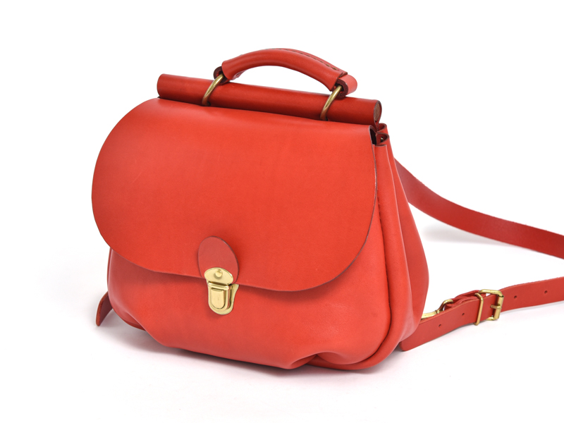 休日のお出かけに最適な棒屋根の本革レディースミニリュック / 革鞄の