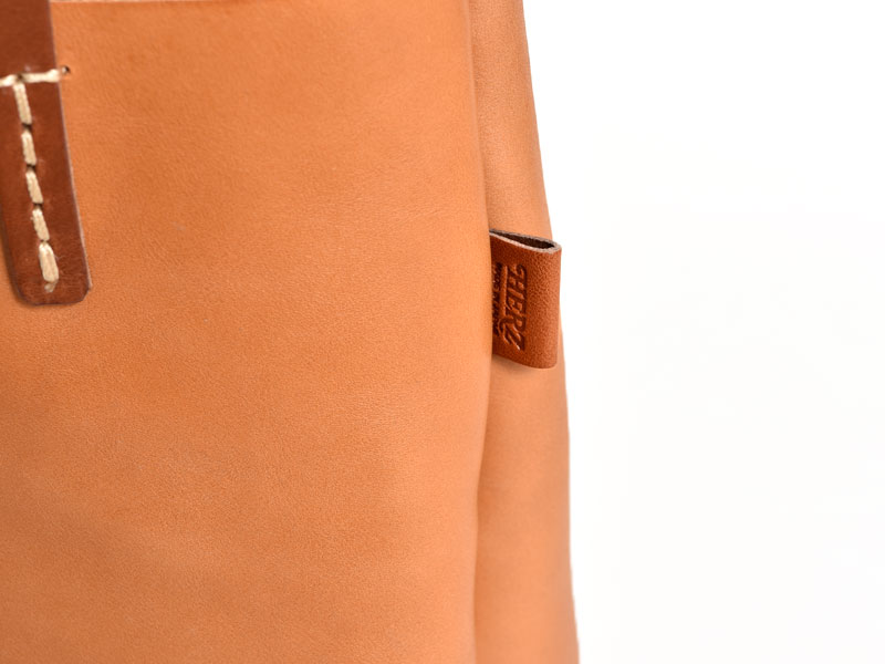 軽くて柔らかい革で作ったシンプルな縦型トートバッグ / 革鞄のHERZ