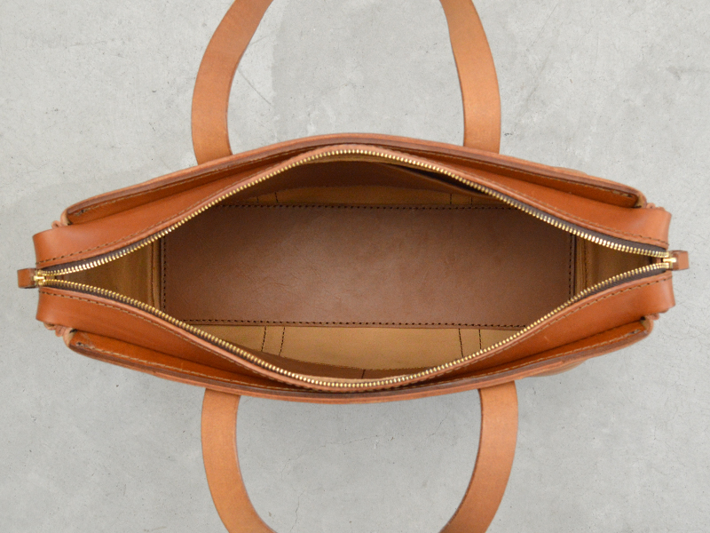 ファスナーで大きく開くスクエアフォルムの肩掛けトートバッグ / 革鞄