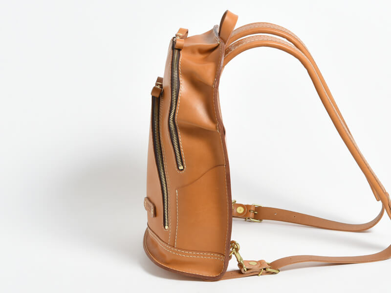 ダブルファスナーとコンビ革が目を引くロケットリュック / 革鞄のHERZ