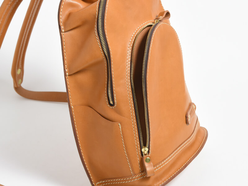 ダブルファスナーとコンビ革が目を引くロケットリュック / 革鞄のHERZ