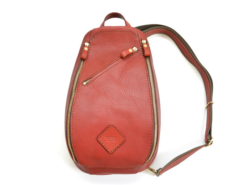 両方向から荷物を取り出せるスポーティーな本革ボディバッグ / 革鞄の