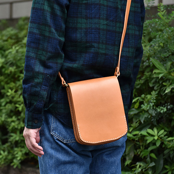 総かぶせのオールレザー縦型ポシェット / 革鞄のHERZ(ヘルツ)公式通販