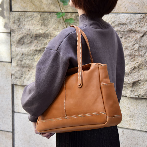 オンオフ問わずで使える横長レディーストートバッグ / 革鞄のHERZ