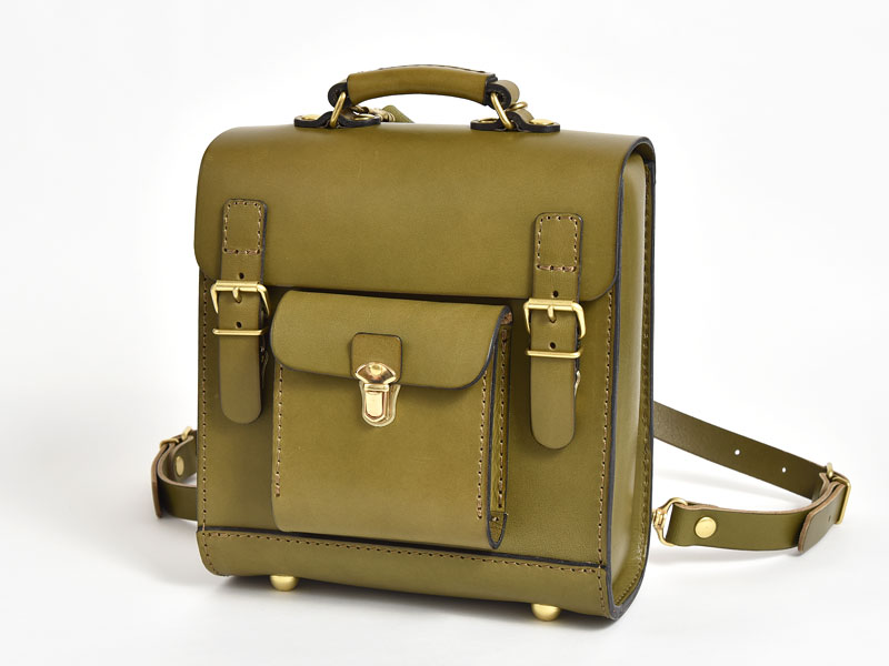 小柄な女性におすすめのクラシックなパルガミニリュック / 革鞄のHERZ