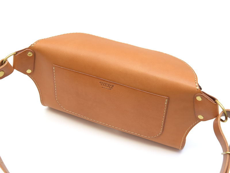 二枚の革で立体を構成した大きめボディバッグ / 革鞄のHERZ(ヘルツ