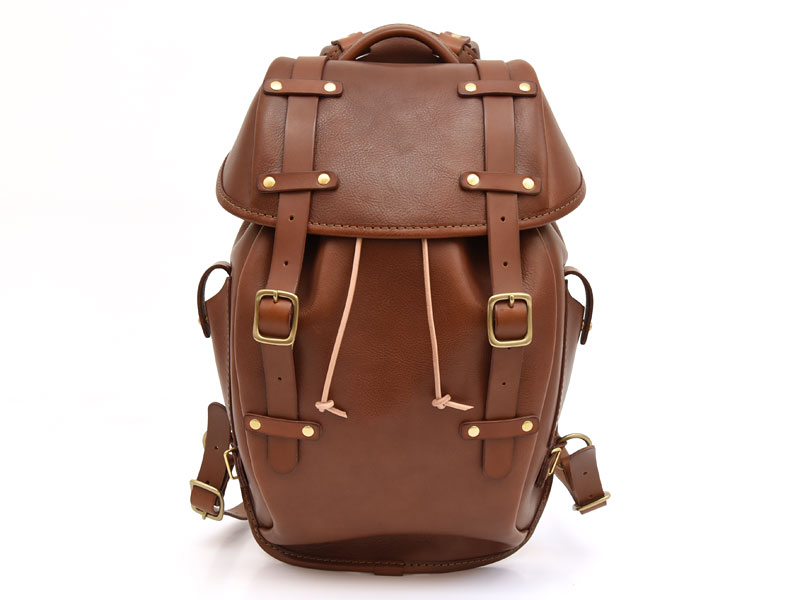 クラシックなバックパックをイメージした半かぶせレザーリュック / 革