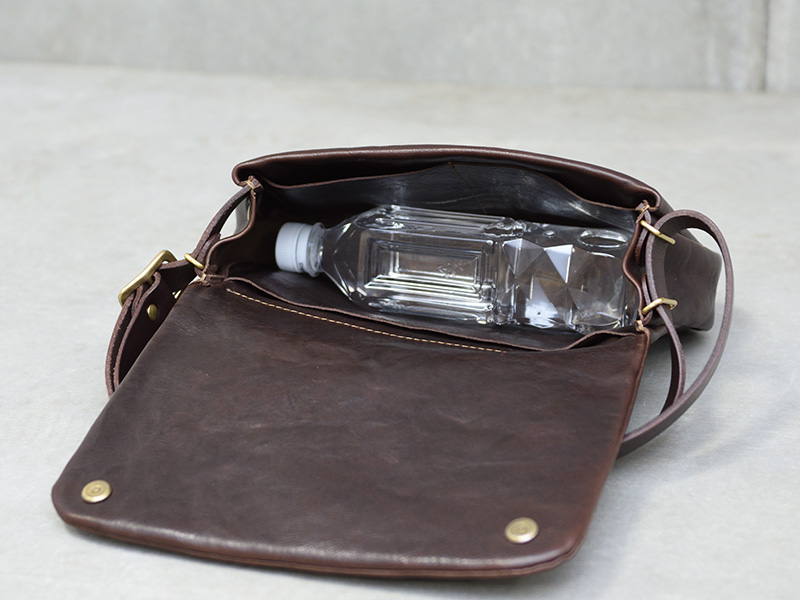 薄くて軽いスリムタイプの本革ボディバッグ / 革鞄のHERZ(ヘルツ)公式通販