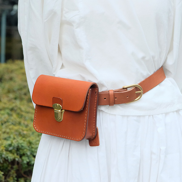 創業初期から作り続けている厚革のシンプルベルトポーチ / 革鞄のHERZ