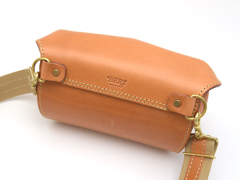 ハードレザーで立体フォルムを形成した2wayウエストボディバッグ / 革