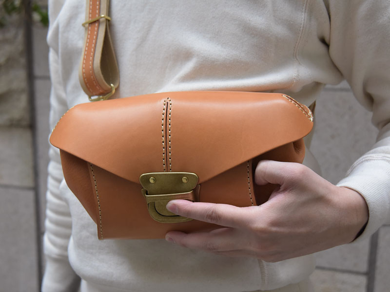 ハードレザーで立体フォルムを形成した2wayウエストボディバッグ / 革