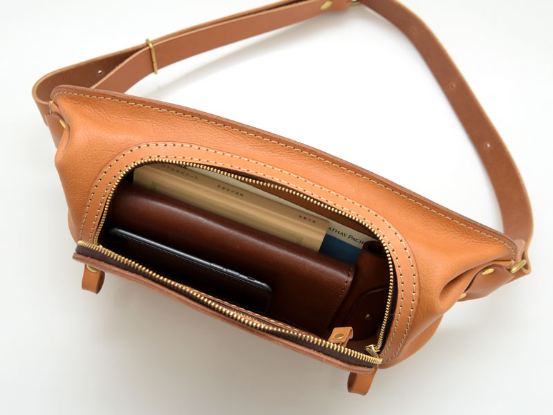 ラウンドファスナーで使いやすい本革ボディバッグ / 革鞄のHERZ(ヘルツ