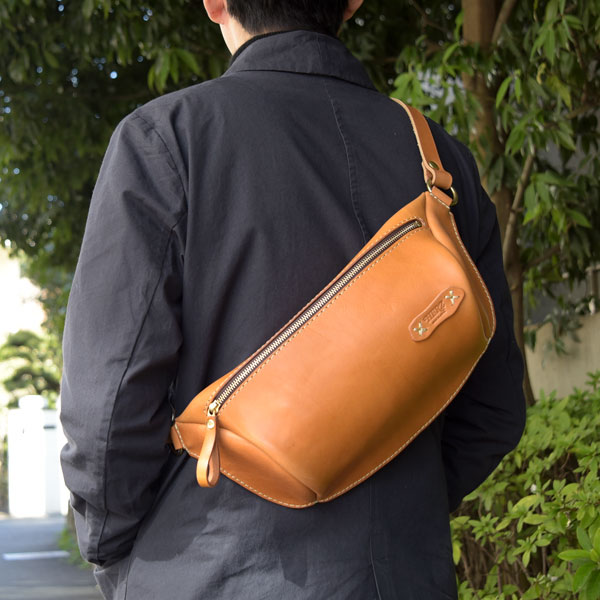 メンズ・レディース問わず人気の横型レザーボディバッグ / 革鞄のHERZ