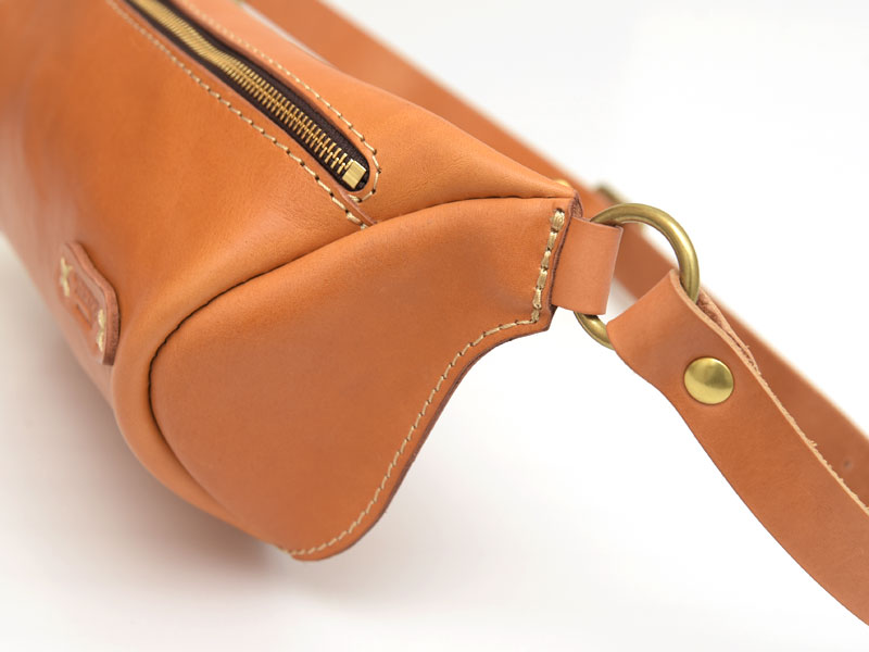 メンズ・レディース問わず人気の横型レザーボディバッグ / 革鞄のHERZ