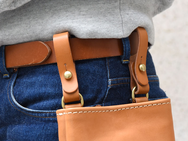 大工さんが仕事で使う腰袋をイメージしたベルトポーチ / 革鞄のHERZ