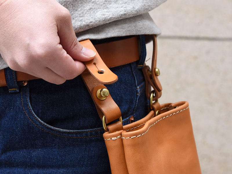 大工さんが仕事で使う腰袋をイメージしたベルトポーチ / 革鞄のHERZ