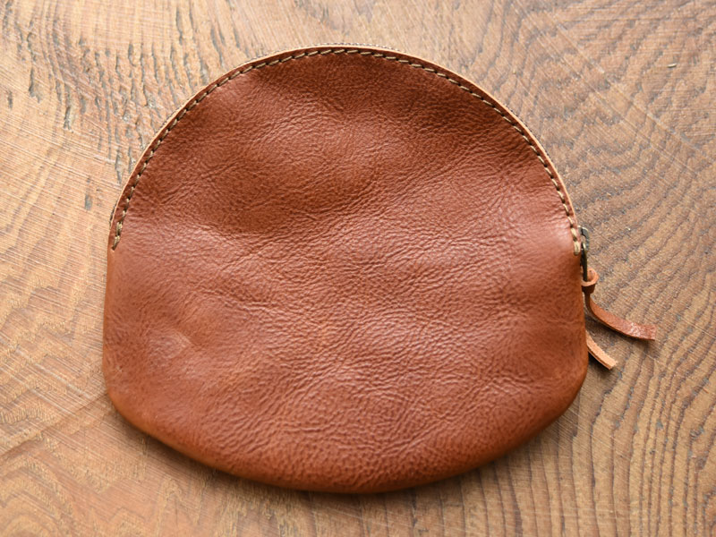 小物を可愛く仕舞える丸いラウンドファスナーポーチ / 革鞄のHERZ