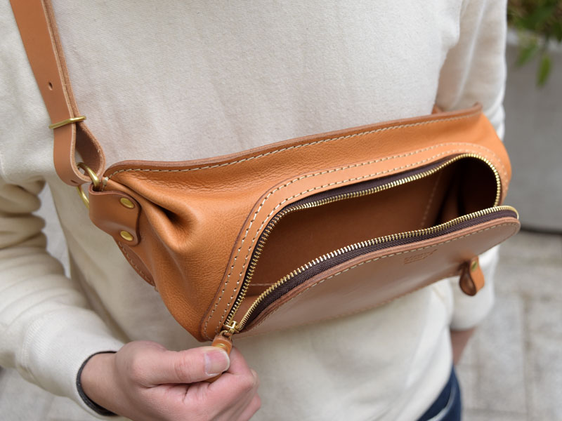ラウンドファスナーで使いやすい本革ボディバッグ / 革鞄のHERZ(ヘルツ
