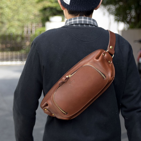 ラウンドファスナーで使いやすい本革ボディバッグ / 革鞄のHERZ(ヘルツ