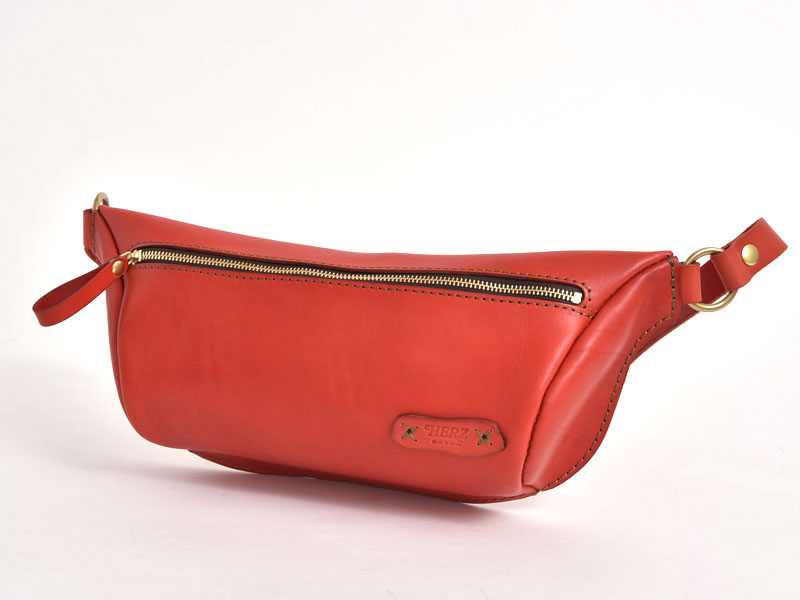 メンズ・レディース問わず人気の横型レザーボディバッグ / 革鞄のHERZ