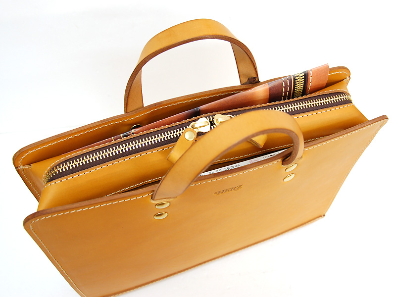 ラウンドファスナーとあおりポケット付の二本手ビジネスバッグ / 革鞄