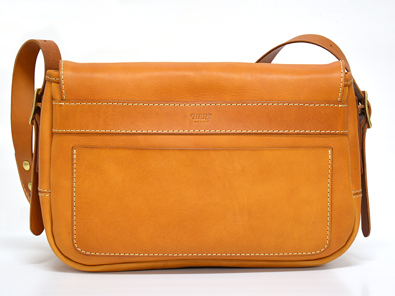 ありそうでない本革総かぶせのメッセンジャーバッグ / 革鞄のHERZ