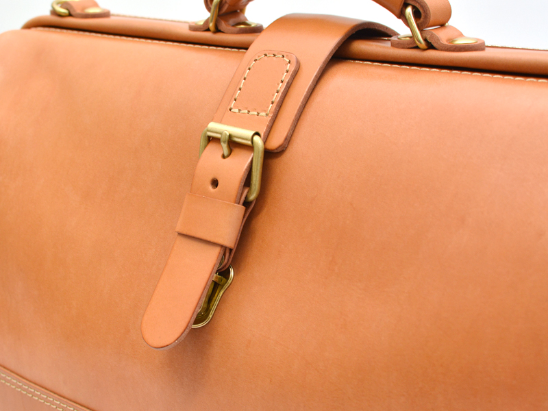 総革が映えるクラシックデザインの口枠ボストンバッグ / 革鞄のHERZ