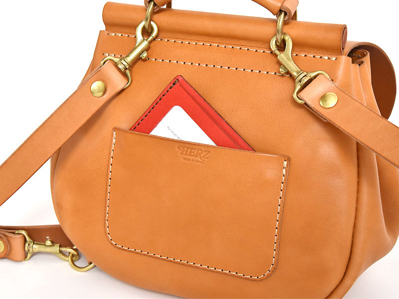 休日のお出かけに最適な棒屋根の本革レディースミニリュック / 革鞄の