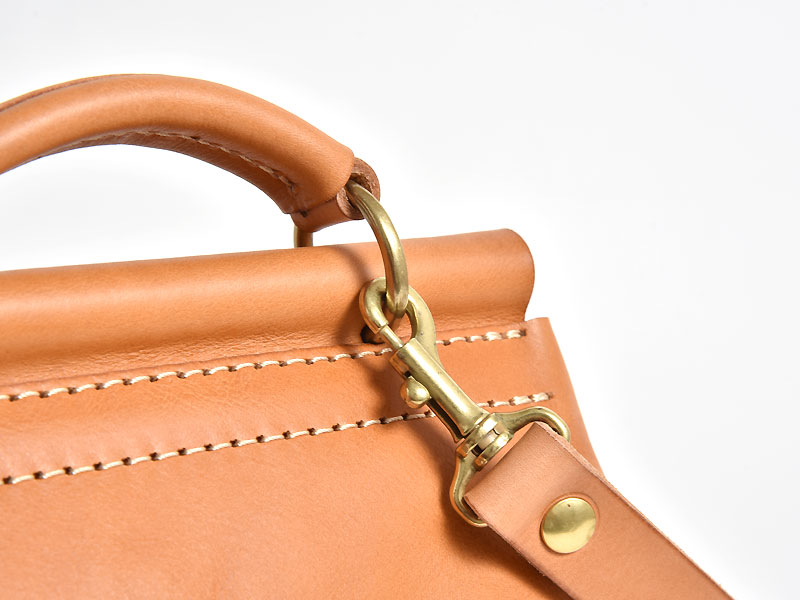 休日のお出かけに最適な棒屋根の本革レディースミニリュック / 革鞄の