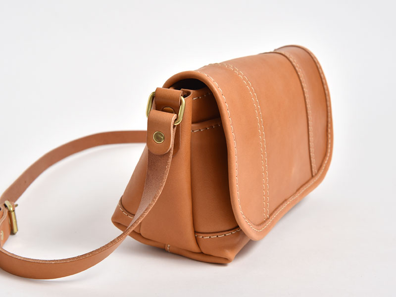 総革で作ったサイズ展開豊富なメッセンジャーバッグ / 革鞄のHERZ