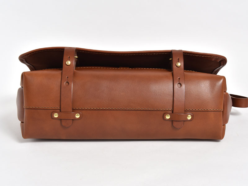 総革で作ったサイズ展開豊富なメッセンジャーバッグ / 革鞄のHERZ