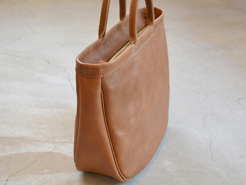 コロンと丸みを帯びた形でシンプルな本革ファスナートート / 革鞄の