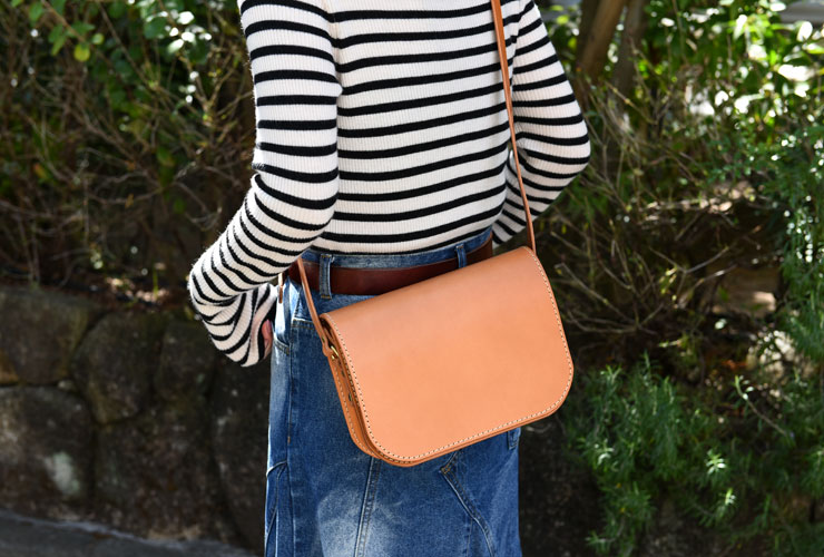 マグネットで留めるシンプルな総かぶせレザーポシェット / 革鞄のHERZ