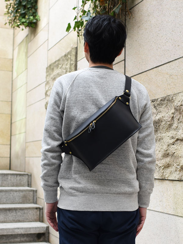 二枚の革で立体を構成した大きめボディバッグ / 革鞄のHERZ(ヘルツ