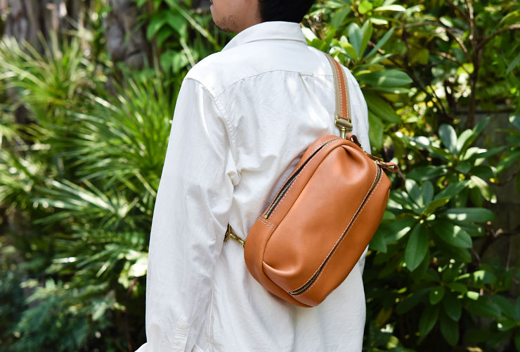 前ポケットにペットボトルが入るスポーティなボディバッグ / 革鞄の