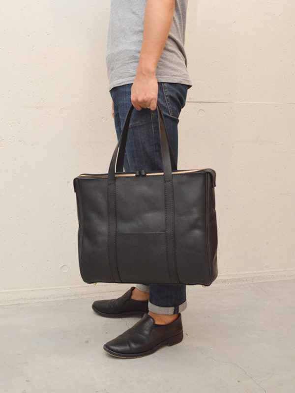 ファスナーで大きく開くスクエアフォルムの肩掛けトートバッグ / 革鞄