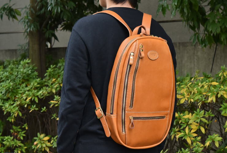 ファスナーポケットが多いスポーティーなレザーリュック / 革鞄のHERZ