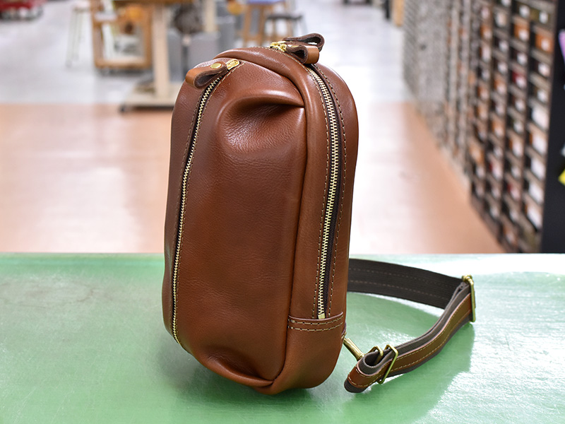 新作！立体ポケットボディバッグの作り手インタビュー｜革鞄・革小物の