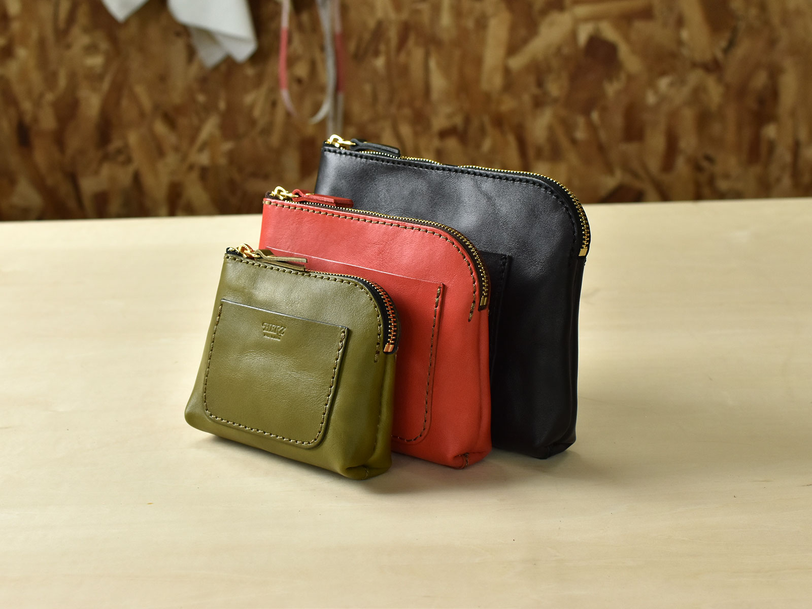 マチ付きポーチ(KF-114)の収納比較｜革鞄・革小物のHERZ公式通販